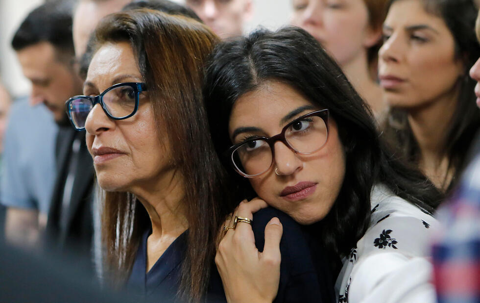 Яфа со второй дочерью в зале суда. Фото: AP
