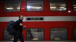 נוסעים מתרגשים לקראת הנסיעה הראשונה של הרכבת בקו ירושלים- תל אביב