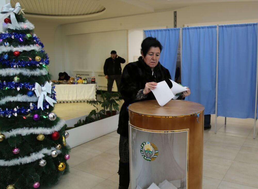 Ташкент, голосование у елочки. Фото: Макс Лурье (Фото: Макс Лурье) Ташкент, голосование у елочки. Фото: Макс Лурье