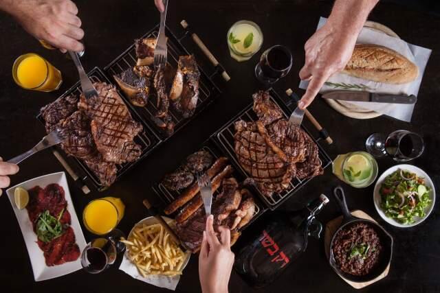 Новогоднее меню: 270 шекелей на человека, 500 шекелей - на пару