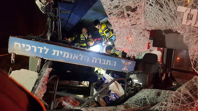 Автобус врезался в остановку. Фото: ЗАКА