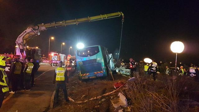 Автобус врезался в остановку. Фото: Авив Герц, TPS