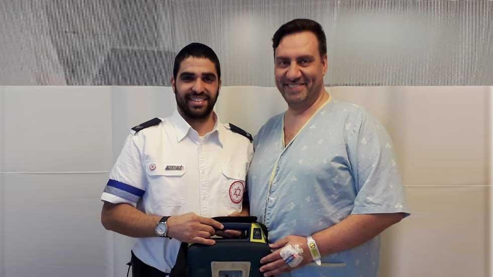 Алексей Голубков и парамедик Эльханан Мамо. Фото: МАДА (Алексей Голубков и парамедик Эльханан Мамо. Фото: МАДА) Алексей Голубков и парамедик Эльханан Мамо. Фото: МАДА