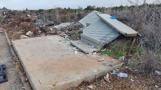 Остановка, в которую врезался автобус. Фото: Итай Блюменталь