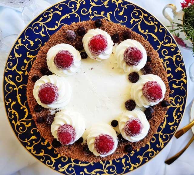 Торт "Черный лес" с малиной и черникой (Фото: пресс-служба) Торт "Черный лес" с малиной и черникой