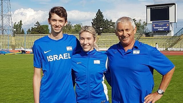 Йонатан и его наставники (צילום: פרטי) Йонатан и его наставники