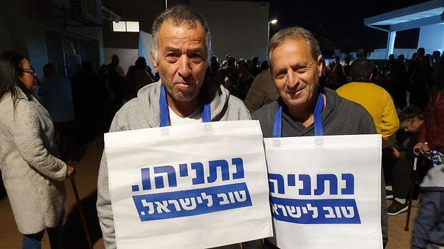 Активисты штаба Нетаниягу. Фото: Асаф Камер (צילום: אסף קמר) Активисты штаба Нетаниягу. Фото: Асаф Камер