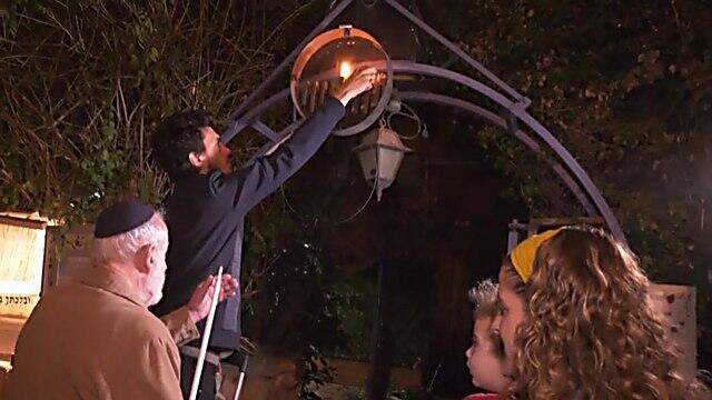 Барух Эммануэль с соседями зажигает ханукальные свечиnullnull Барух Эммануэль с соседями зажигает ханукальные свечи