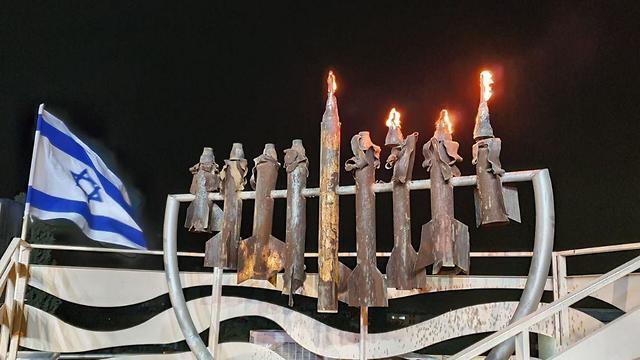 В Сдероте установили ханукию, сделанную из обломков палестинских ракетnullnull В Сдероте установили ханукию, сделанную из обломков палестинских ракет