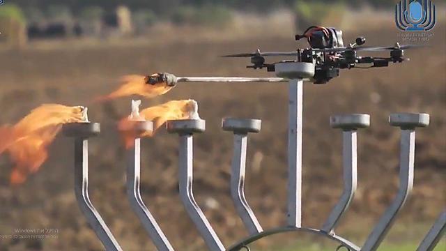 Дрон ЦАХАЛа зажигает ханукальные свечи. Фото: минобороны Израиля (צילום: מפא"ת) Дрон ЦАХАЛа зажигает ханукальные свечи. Фото: минобороны Израиля