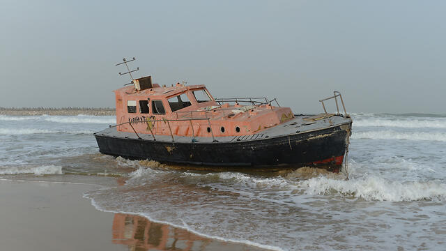 Судно у берегов Ашдода. Фото: Ави Роках
