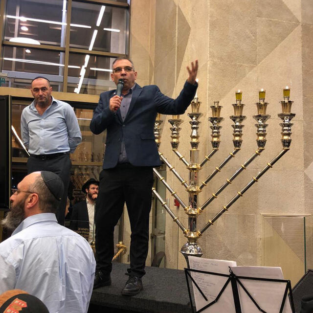 Рафи Элцер поздравляет и напутствует собравшихся на русском языке и иврите. Фото: пресс-служба Сохнута