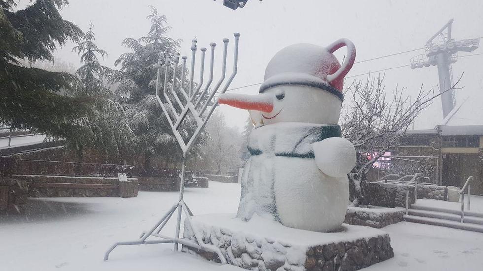 Снег на Хануку на Хермоне. Фото: туркомплекс Хермон (צילום: אתר החרמון) Снег на Хануку на Хермоне. Фото: туркомплекс Хермон