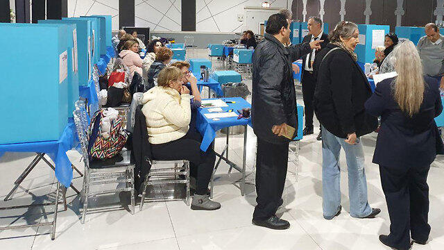 Избирательный участок в Холоне. Фото: Асаф Камер (צילום: אסף קמר) Избирательный участок в Холоне. Фото: Асаф Камер