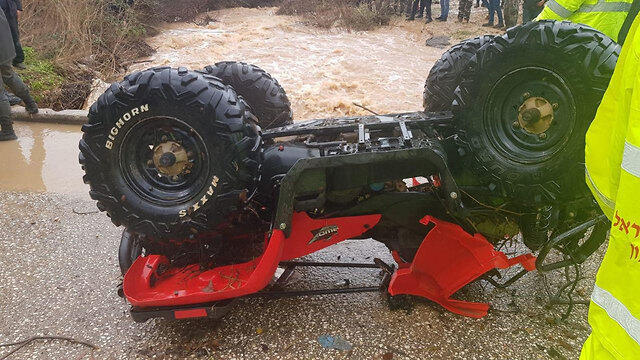 Подростки на квадроцикле пытались пересечь бурный поток. Фото: пресс-служба пожарной охраны