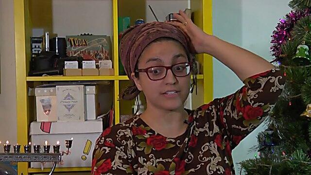 Таль Гершберг: ханукия и елка. Фото: Шмулик Додфур