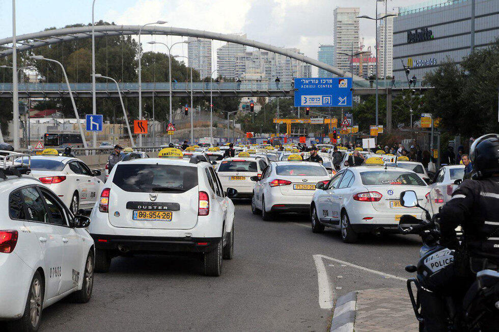 Акция протеста таксистов у перекрестка Азриэли. Фото: Ярив Кац