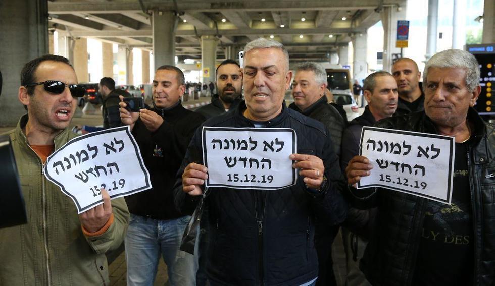 "Нет - новым счетчикам". Таксисты в аэропорту Бен-Гурион. Фото: Моти Кимхи (צילום: מוטי קמחי ) "Нет - новым счетчикам". Таксисты в аэропорту Бен-Гурион. Фото: Моти Кимхи