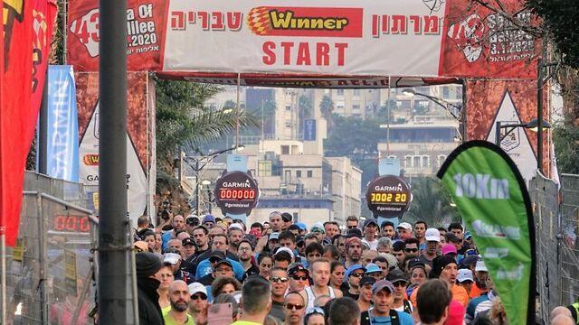 Марафон в Тверии. Фото: Эфи Шарир (צילום: אפי שריר) Марафон в Тверии. Фото: Эфи Шарир