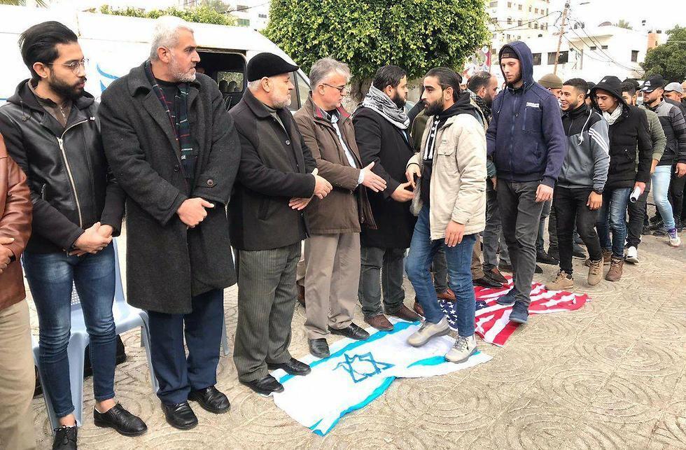 Возле траурной палатки в Газеnullnull Возле траурной палатки в Газе