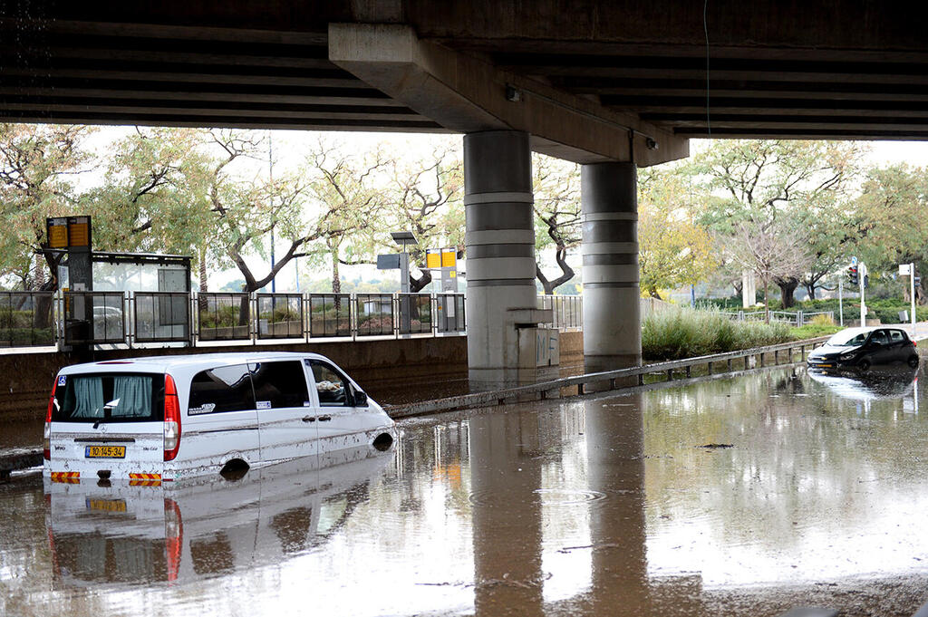 מזג אוויר הצפה הצפות גשם ברד דרום תל אביב (צילום: קובי קואנקס) מזג אוויר הצפה הצפות גשם ברד דרום תל אביב