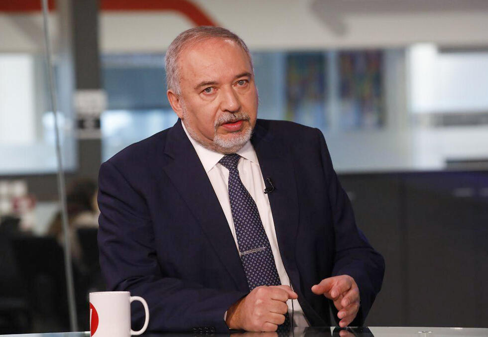 אביגדור ליברמן ראיון אולפן (צילום: שאול גולן) אביגדור ליברמן ראיון אולפן