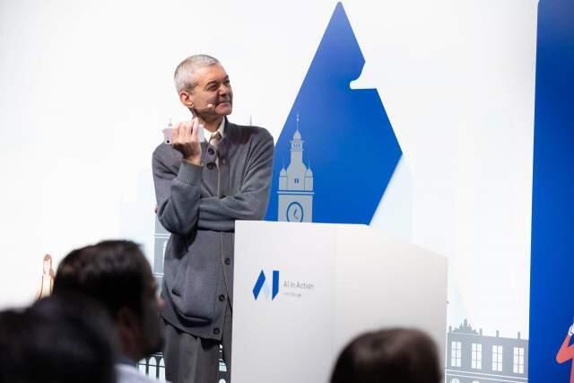 Каневский даже проводит лекции. Фото: Google (Фото: Google) Каневский даже проводит лекции. Фото: Google