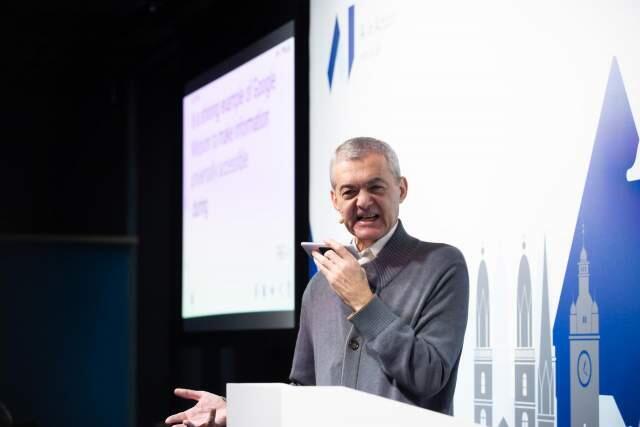 Всегда со смартфоном в руке. Фото: Google (Фото: Google) Всегда со смартфоном в руке. Фото: Google