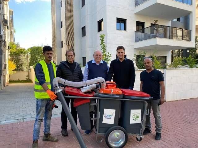 Представители мэрии у новой машины для уборки улиц. Фото: пресс-служба мэрии Реховота