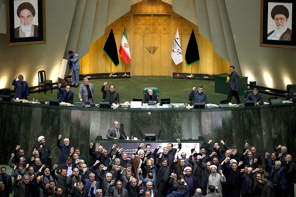 Призывы к мести на заседании парламента Ирана. Фото: EPA (צילום: EPA) Призывы к мести на заседании парламента Ирана. Фото: EPA