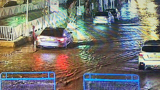 Затопленная улица в Нагарии. Фото: пресс-служба мэрии (צילום: דוברות עיריית נהריה) Затопленная улица в Нагарии. Фото: пресс-служба мэрии