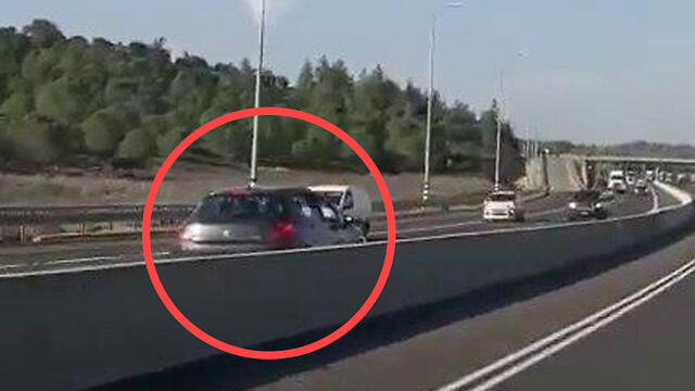 Водитель едет по встречной полосе