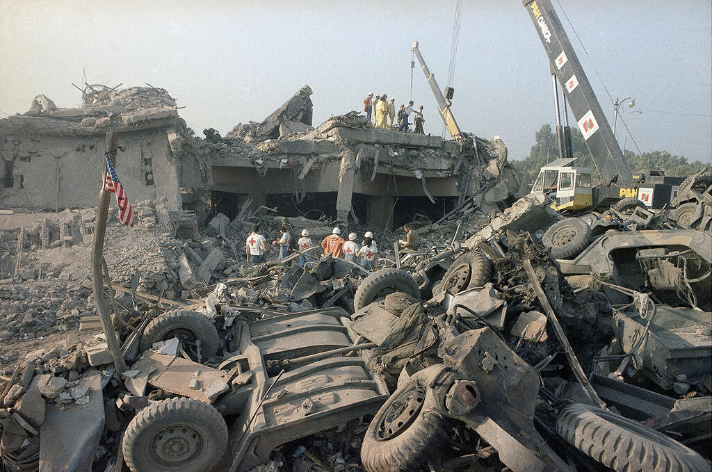Rescue workers search through the rubble of the US Marine barracks after a suicide truck bombing in Beirut on Oct. 23, 1983. The attack killed 241 American service members (Photo: AP) ארכיון 1983 פיגוע טרור איראן בסיס כוח רב לאומי ב ביירות לבנון