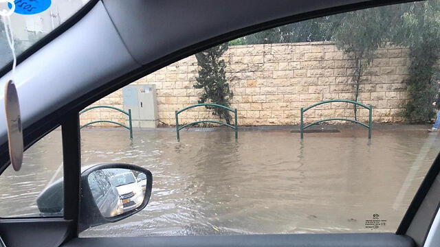 Затопление в Хайфе. Фото: Итамар Зигельман (צילום איתמר זיגלמן) Затопление в Хайфе. Фото: Итамар Зигельман