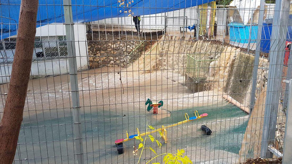 Затопленный двор школы в Кирьят-Бялике. Фото: пресс-служба пожарной охраны (צילום: דוברות כבאות והצלה מחוז חוף) Затопленный двор школы в Кирьят-Бялике. Фото: пресс-служба пожарной охраны