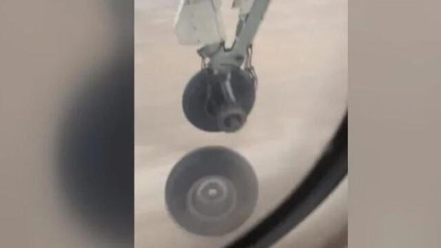 Отваливающееся во время взлета колесо. Фото: Twitter / @caf_tom (Фото: Twitter / @caf_tom) Отваливающееся во время взлета колесо. Фото: Twitter / @caf_tom