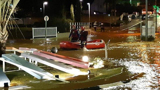 Ночное затопление в Петах-Тикве. Фото: Пожарная охрана (צילום: דוברות כב"ה ) Ночное затопление в Петах-Тикве. Фото: Пожарная охрана