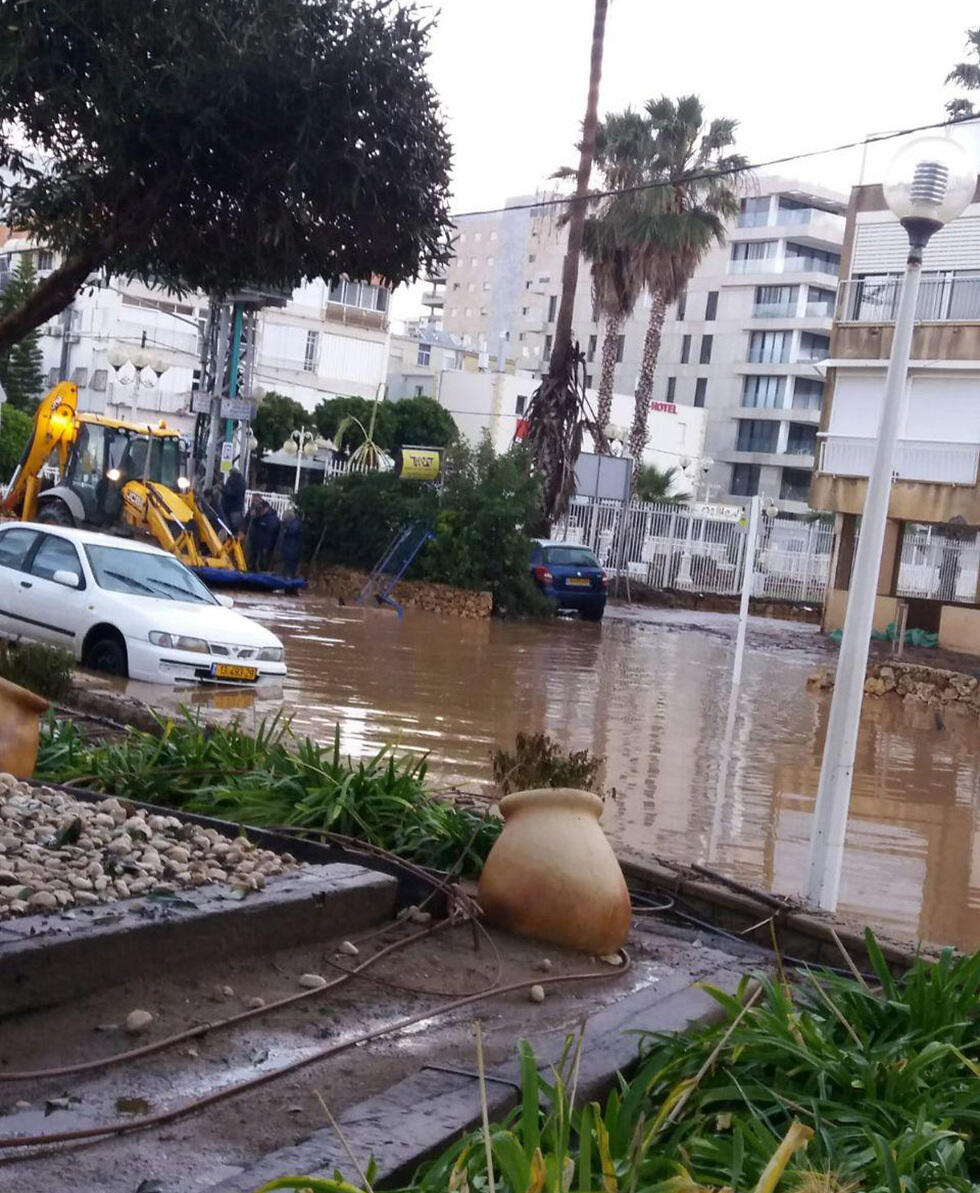 Последствия наводнения в Нагарии. Фото: Зива Хесс (צילום: זיוה הס ) Последствия наводнения в Нагарии. Фото: Зива Хесс