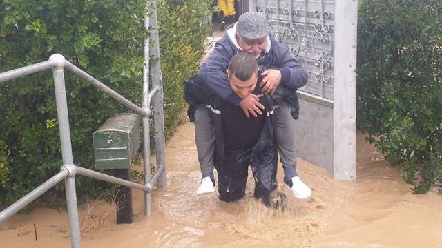 Спасение из затопленного дома возле Ашдода. Фото: пожарная служба