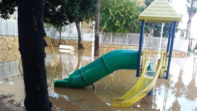 Последствия наводнения в Нагарии. Фото: Зива Хесс (צילום: זיוה הס ) Последствия наводнения в Нагарии. Фото: Зива Хесс