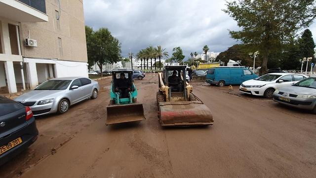 Последствия наводнения в Нагарии. Фото: Гиль Нехуштан (צילום: גיל נחושתן) Последствия наводнения в Нагарии. Фото: Гиль Нехуштан