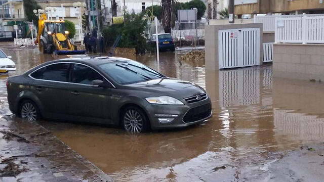 Последствия наводнения в Нагарии. Фото: Зива Хесс (צילום: זיוה הס ) Последствия наводнения в Нагарии. Фото: Зива Хесс