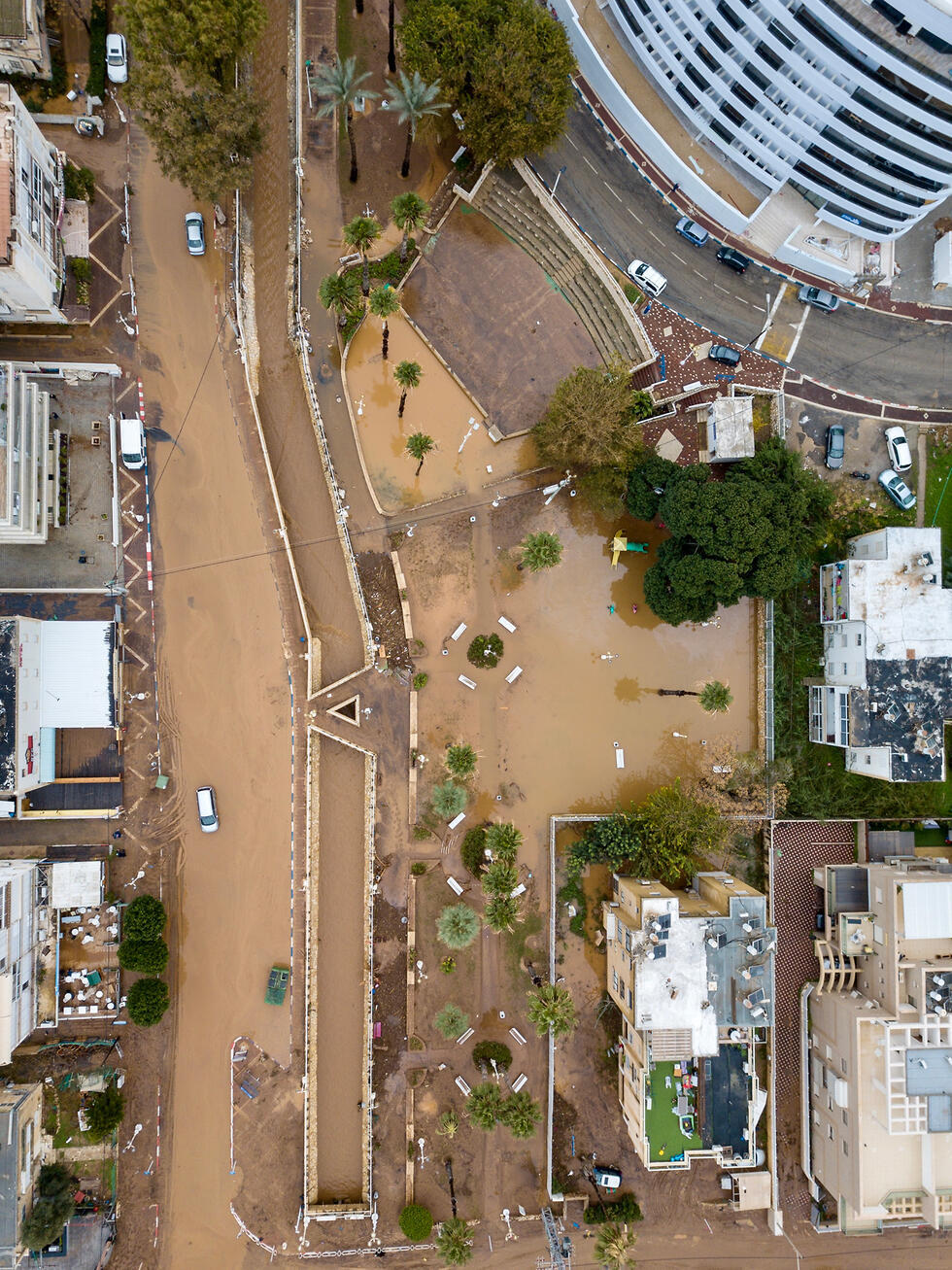 Наводнение в Нагарии. Фото: Коби Шнир (צילום: קובי שניר) Наводнение в Нагарии. Фото: Коби Шнир