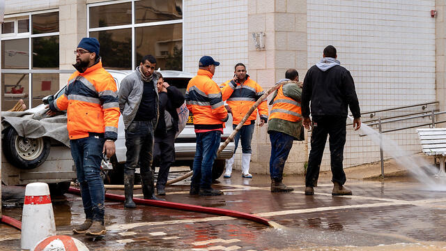 Устранение последствий наводнения в Нагарии. Фото: Коби Cнир (צילום: קובי שניר) Устранение последствий наводнения в Нагарии. Фото: Коби Cнир