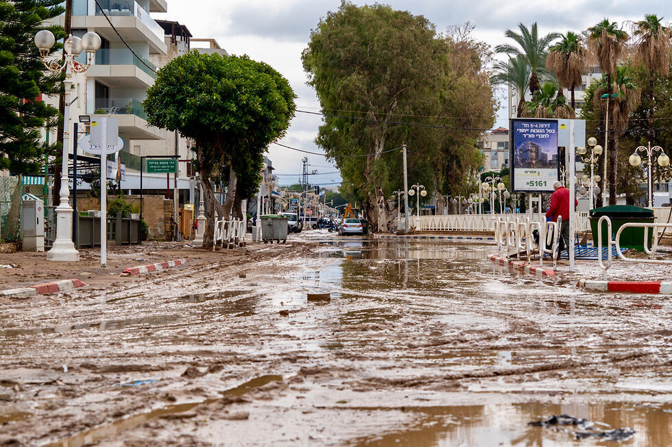 Наводнение в Нагарии. Фото: Коби Шнир (צילום: קובי שניר) Наводнение в Нагарии. Фото: Коби Шнир