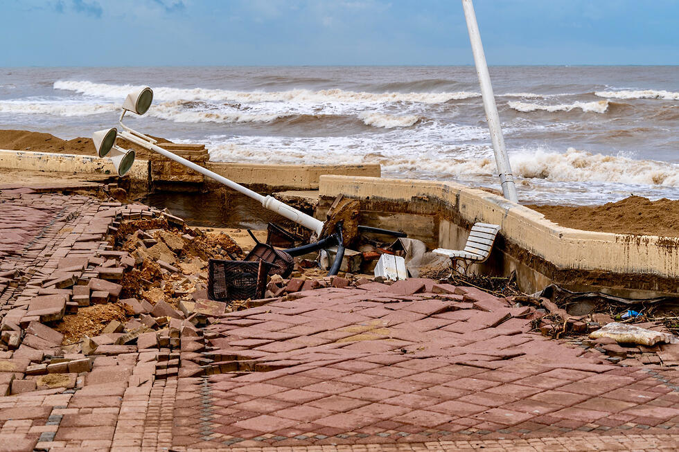 Набережная в Нагарии после наводнения. Фото: Коби Шнир (צילום: קובי שניר) Набережная в Нагарии после наводнения. Фото: Коби Шнир