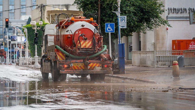 Устранение последствий наводнения в Нагарии. Фото: Коби Шнир (צילום: קובי שניר) Устранение последствий наводнения в Нагарии. Фото: Коби Шнир