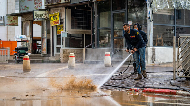 Устранение последствий наводнения в Нагарии. Фото: Коби Cнир (צילום: קובי שניר) Устранение последствий наводнения в Нагарии. Фото: Коби Cнир