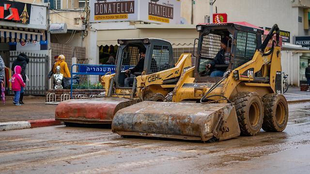 Устранение последствий наводнения в Нагарии. Фото: Коби Cнир (צילום: קובי שניר) Устранение последствий наводнения в Нагарии. Фото: Коби Cнир