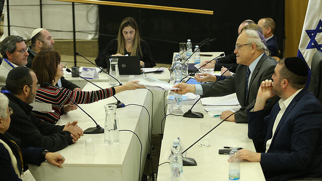 Лариса Трембовлер-Амир подает в ЦИК списки партии . Фото: Амит Шааби